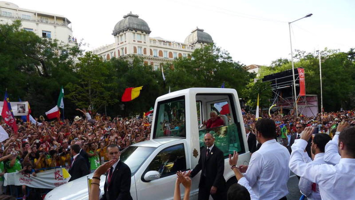 Benedicto XVI, a bordo del Papamóvil Mercedes ML 430, pasando por delante del Nazareno del Dulce Nombre.