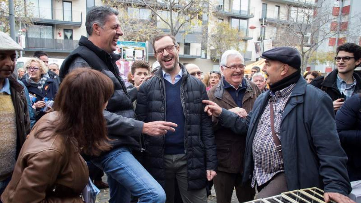 García Albiol y Maroto en un mercado en Hospitalet. QUIQUE GARCÍA