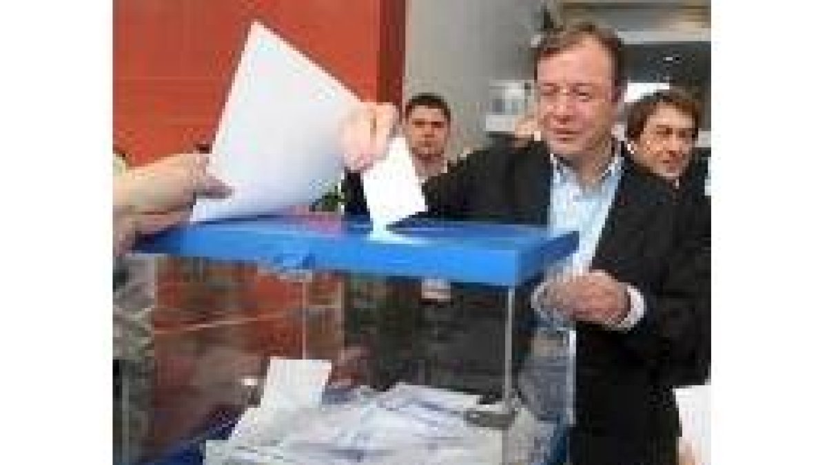 Antonio Silván, en el momento de introducir su voto en la urna