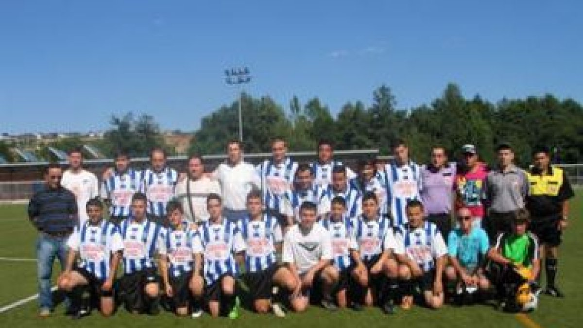 Los árbitros bercianos posaron tras el partido.