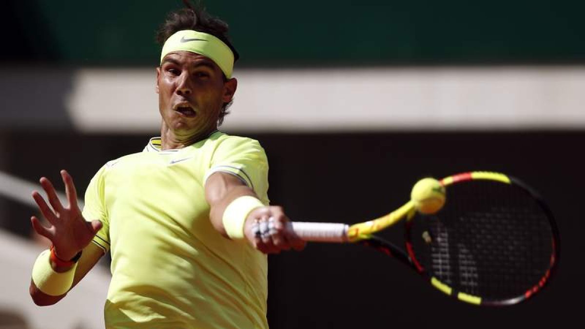 Rafa Nadal devuelve una bola al belga David Goffin durante un lance del partido. VALAT