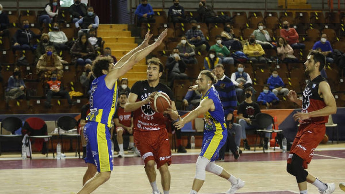 Partido de baloncesto liga EBA entre ULE RBH Global Basket León y Gijón . F. Otero Perandones.