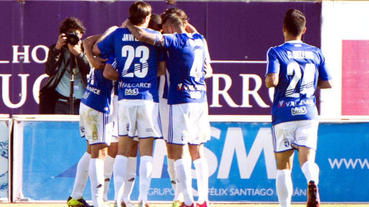 Los jugadores de la Deportiva celebran el tanto de Yuri, que ponía el 1-2 momentáneo en el marcador del Gran Canaria y despejaba el camino hacia la salvación del equipo berciano, que seguirá otro año en Segunda.