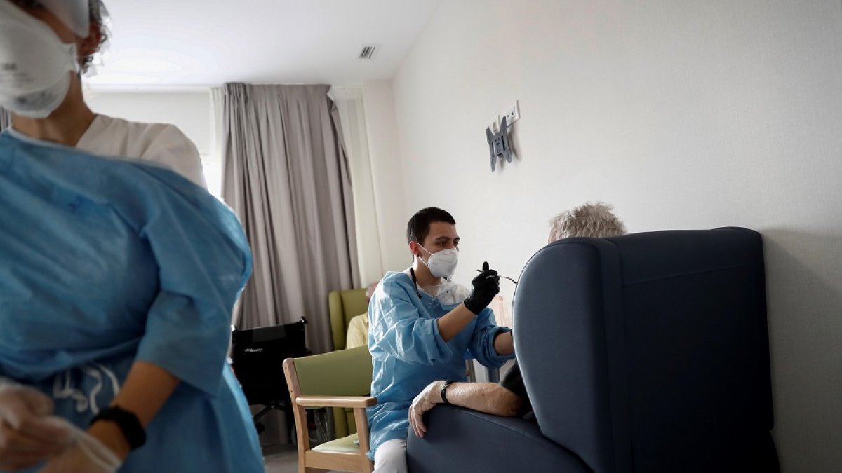 Cuidadores atienden a los ancianos alojados en la residencia Casablanca, en el barrio madrileño de Villaverde, este sábado. Se va a proceder a la desinfección de las instalaciones para evitar la propagación del coronavirus. EFE/Mariscal