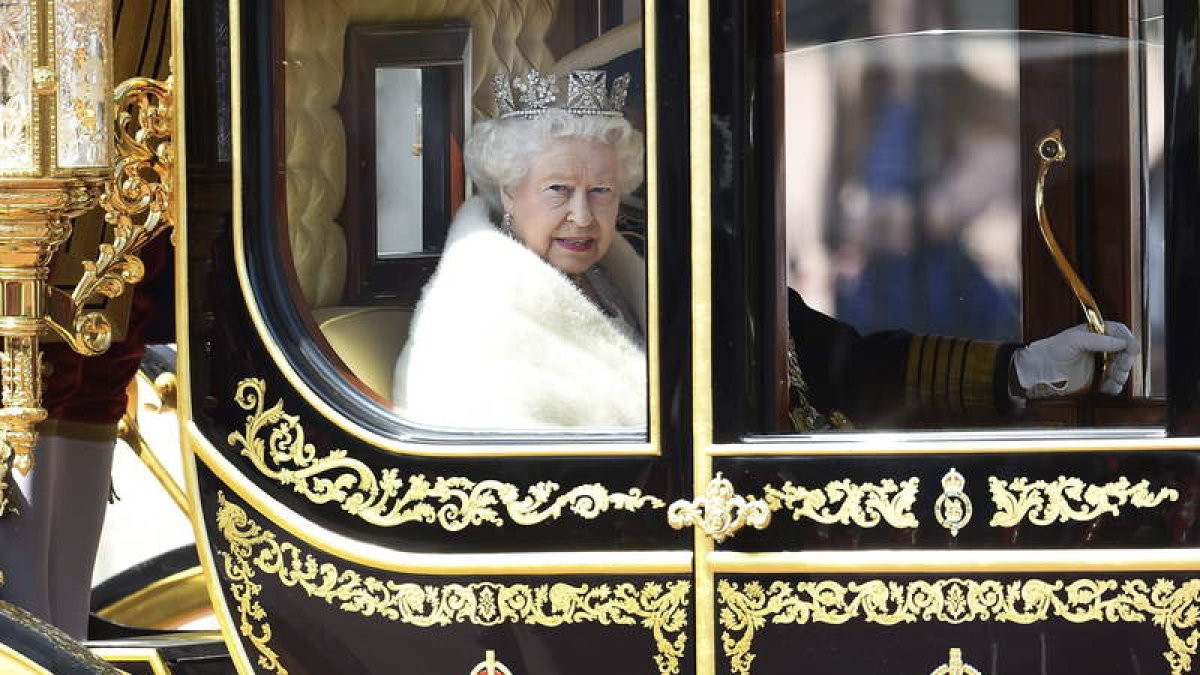 La reina Isabel II, tras la apertura solemne de la legislatura.