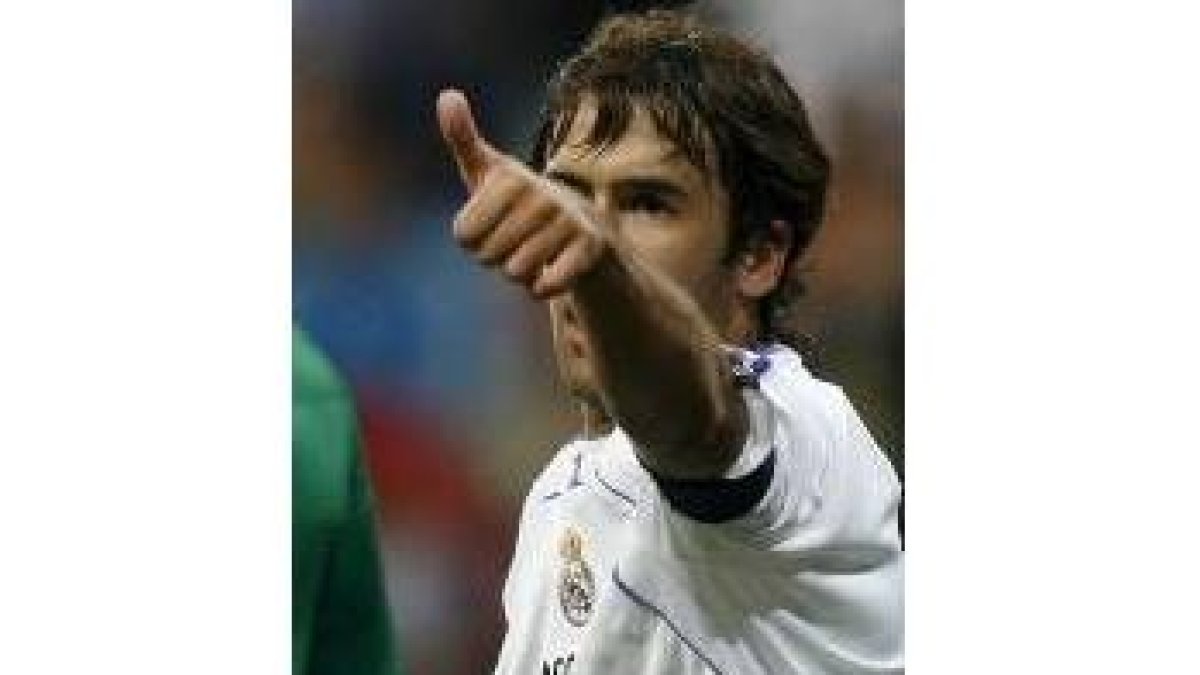 Raúl celebra el primer gol conseguido por el equipo blanco ante el Betis