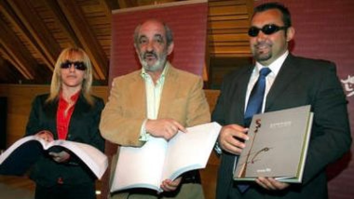 La estudiante de Derecho, Mimí, el presidente de Caja España, Santos Llamas, y el delegado de la Onc