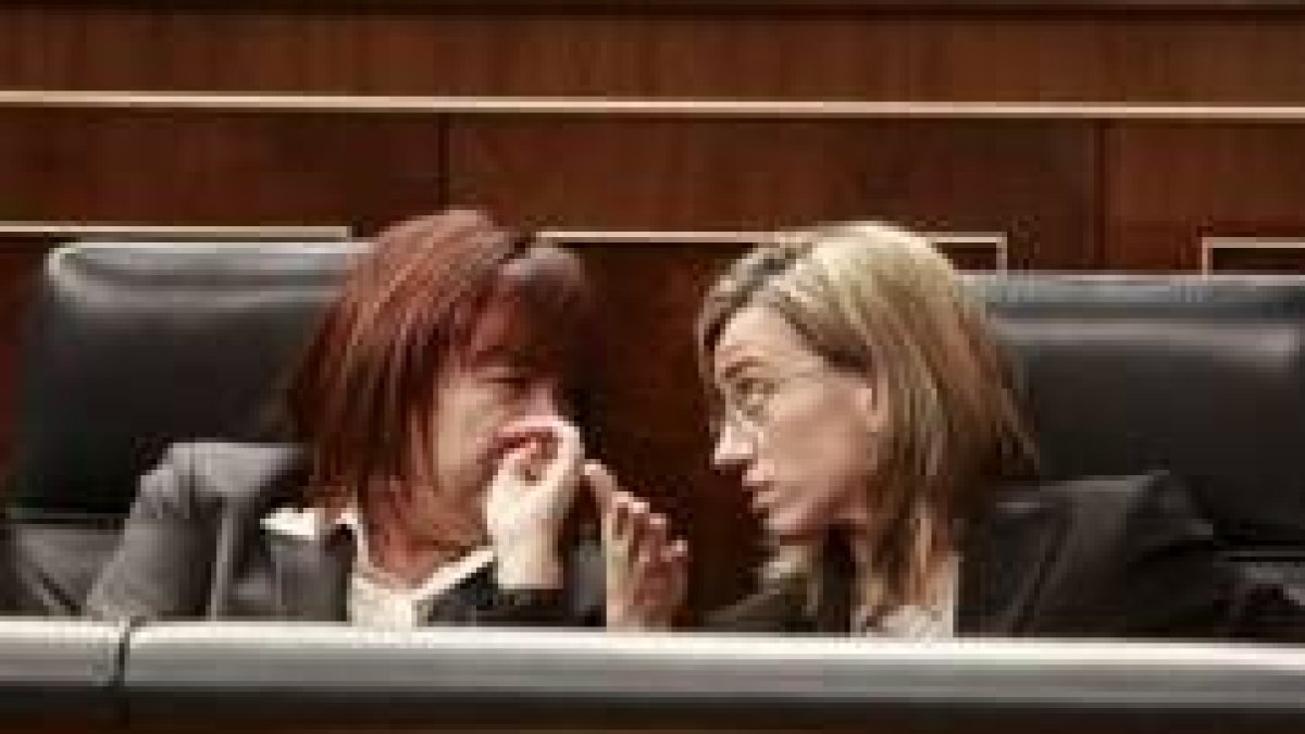 Las ministras de Vivienda, Carme Chacón, y Medio Ambiente, Cristina Narbona, en el Congreso