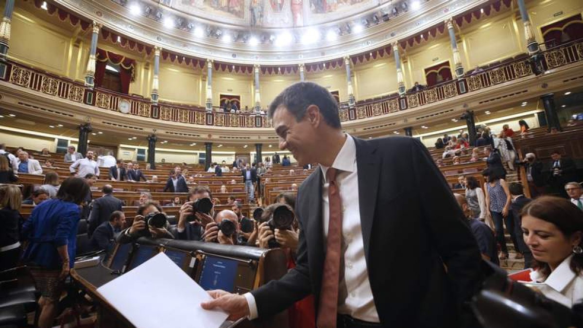 El presidente del Gobierno Pedro Sánchez, llega a la sesión de control en el Congreso. JAVIER LIZÓN