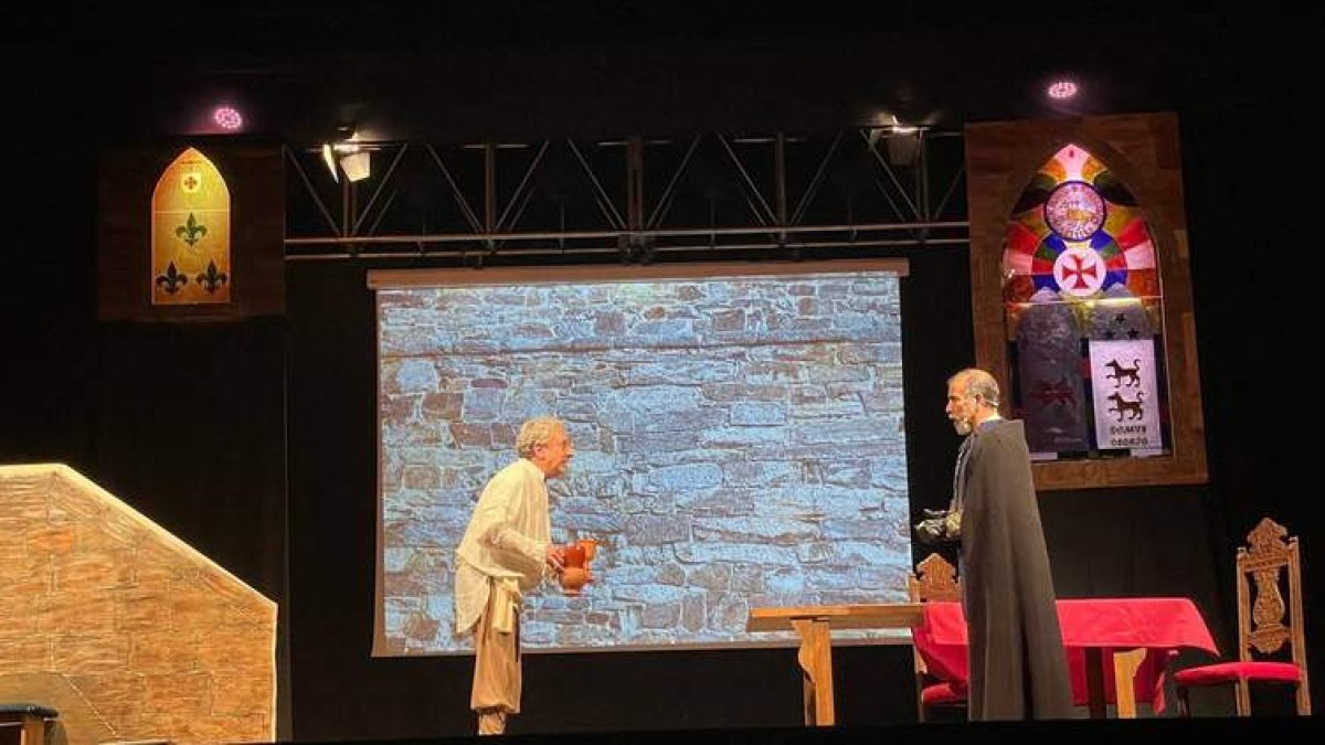 Un momento del estreno de la obra ‘Unum in Aeternum, la Leyenda de Turienzo de los Caballeros’ en el Torreón de los Osorio. DL