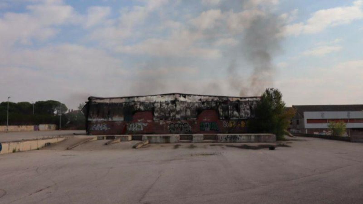 La nave incendiada el pasado sábado en Rubí.