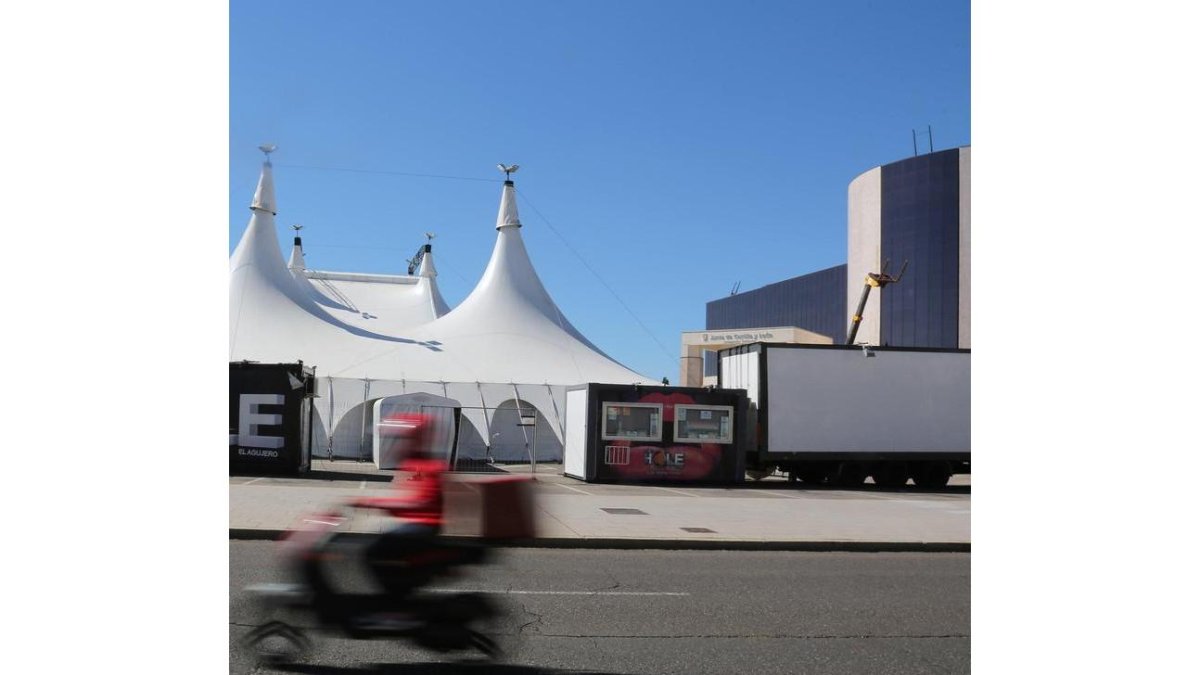 Carpa instalada en el aparcamiento público del edificio de la Junta para el espectáculo Hole