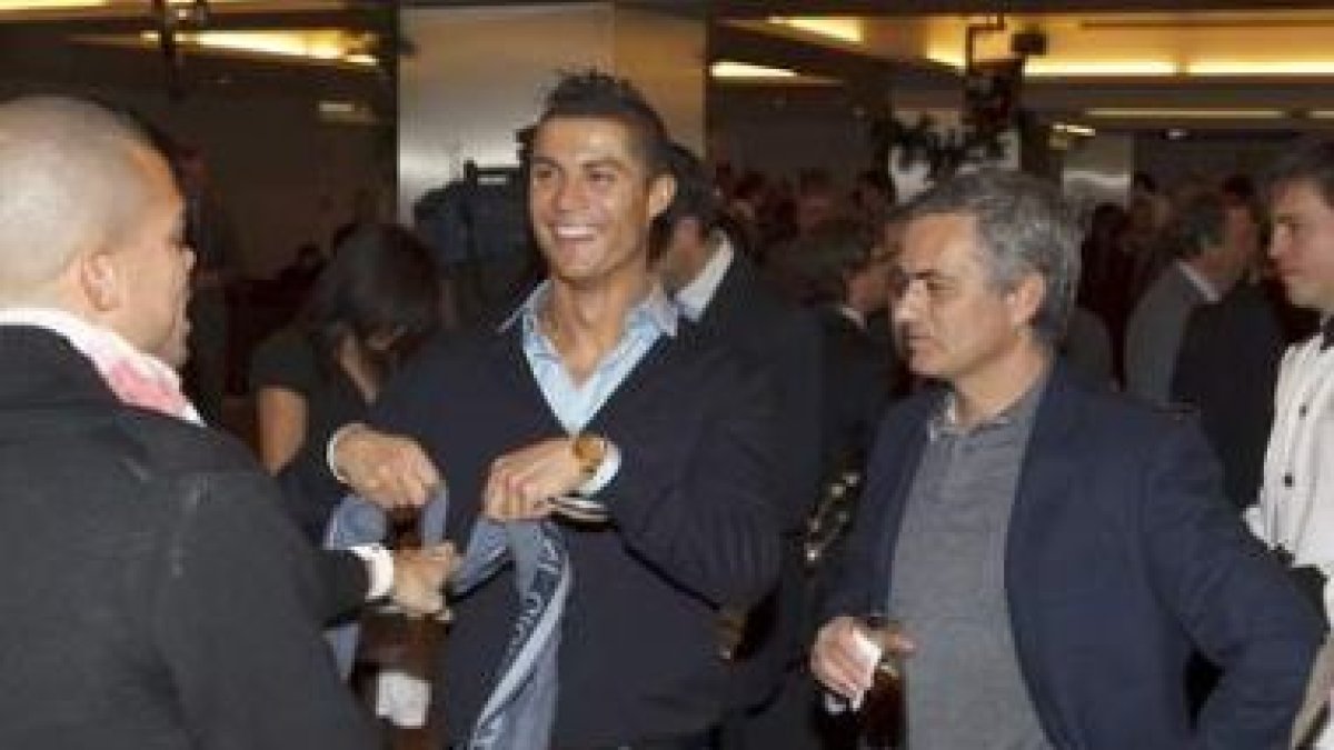 Mourinho, junto a los jugadores Cristiano Ronaldo y Pepe durante la tradicional comida de Navidad.