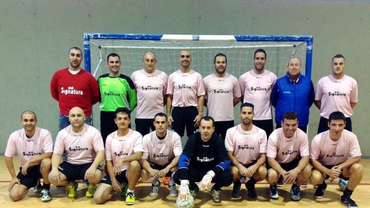 Formación del Pub Signatura que disputa la Liga Antibióticos.