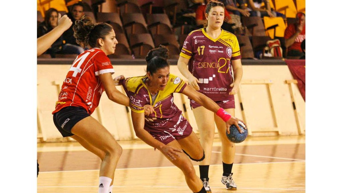 Raquel Caño es la principal baza del Cleba en ataque F. OTERO PERANDONES
