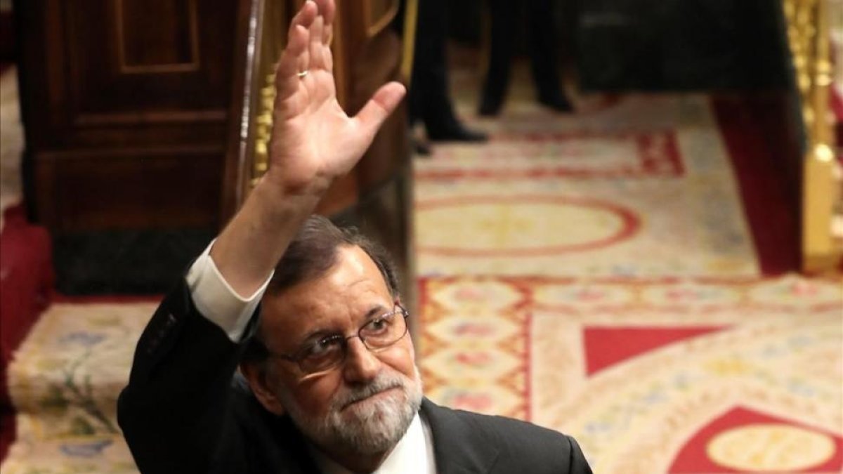 Rajoy, en el hemiciclo, tras el debate de la sesión matutina. / EFE / JJ GUILLENRajoy, en el hemiciclo, tras el debate de la sesión matutina. / EFE / JJ GUILLEN
