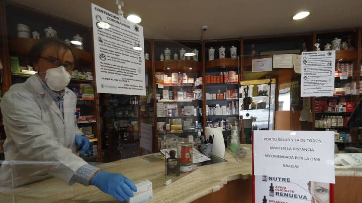 Trabajador de una farmacia en León. RAMIRO
