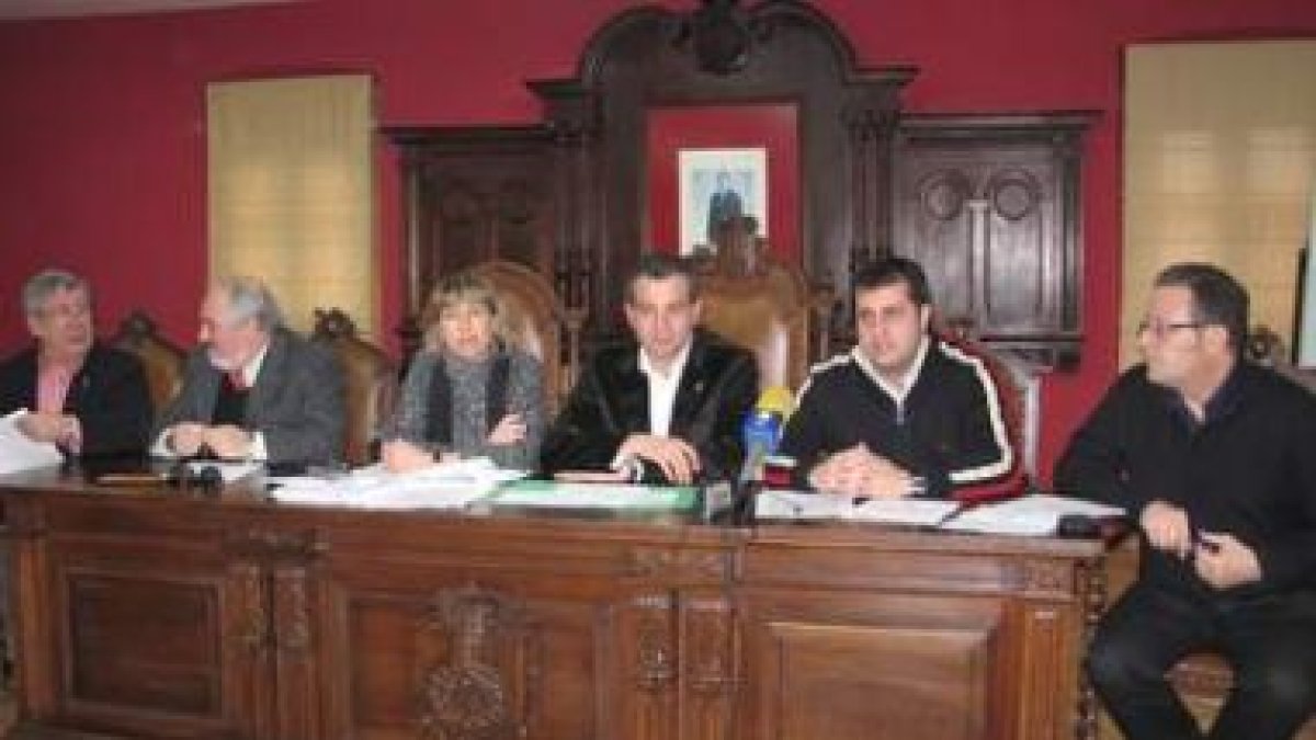 Los procuradores socialistas y representantes provinciales en la reunión de Cistierna