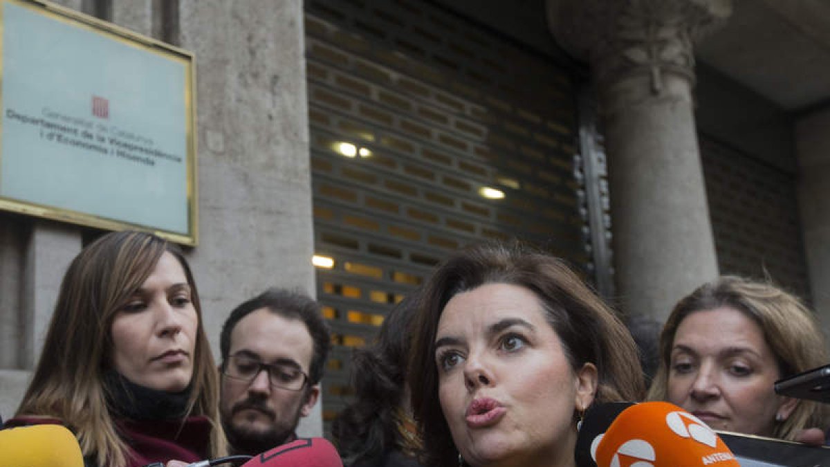 La vicepresidenta atiende a los periodistas momentos antes de reunirse con Junqueras. QUIQUE GARCÍA