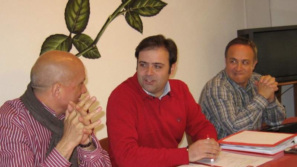Manuel Ángel Rey, Tino Rodríguez y Gerardo Courel en la rueda de prensa de Bembibre.