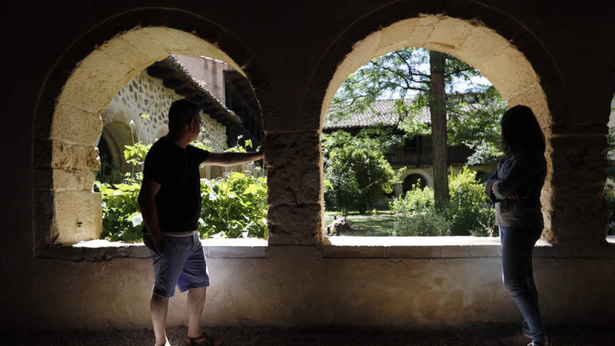 La visita guiada incluye espacios tan sugestivos como el claustro del monasterio de Santa María la Real de Gradefes. JESÚS F. SALVADORES