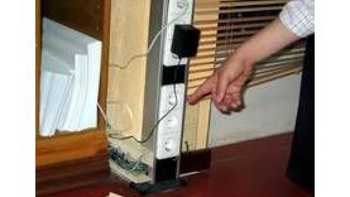En la imagen, regleta del área de atención al cliente en la que se encontró el micrófono oculto
