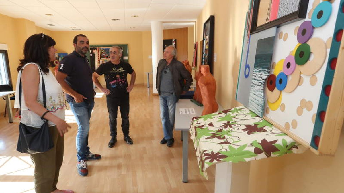 Un momento de la inauguración, ayer, en la Casa de Cultura de Cubillos del sil. L. DE LA MATA