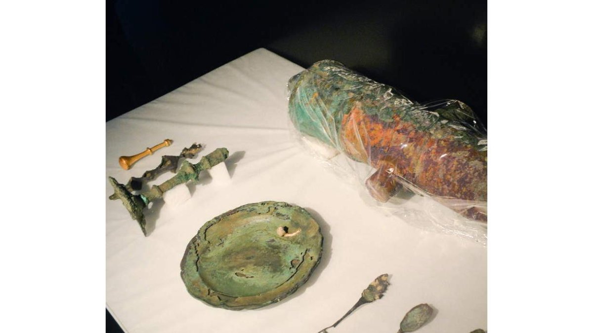 Imagen de algunos de los objetos obtenidos del pecio de Las Mercedes. ANTONIO GIL