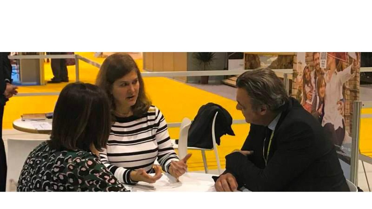 Margarita Torres en la reunión para traer a León la Conferencia Internacional de Agencias de Viaje. DL