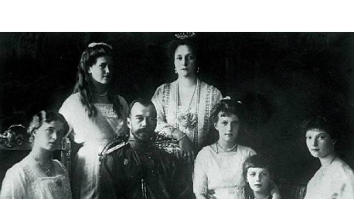 El último zar, Nicolás II, su esposa Alexandra, y sus hijos.