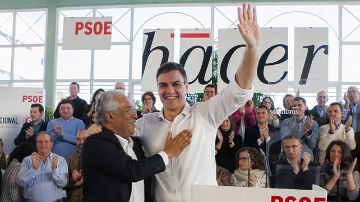 El secretario general del PSOE, Pedro Sánchez, junto al primer ministro luso, Antonio Costa, durante un acto de hermanamiento con los socialistas portugueses.
