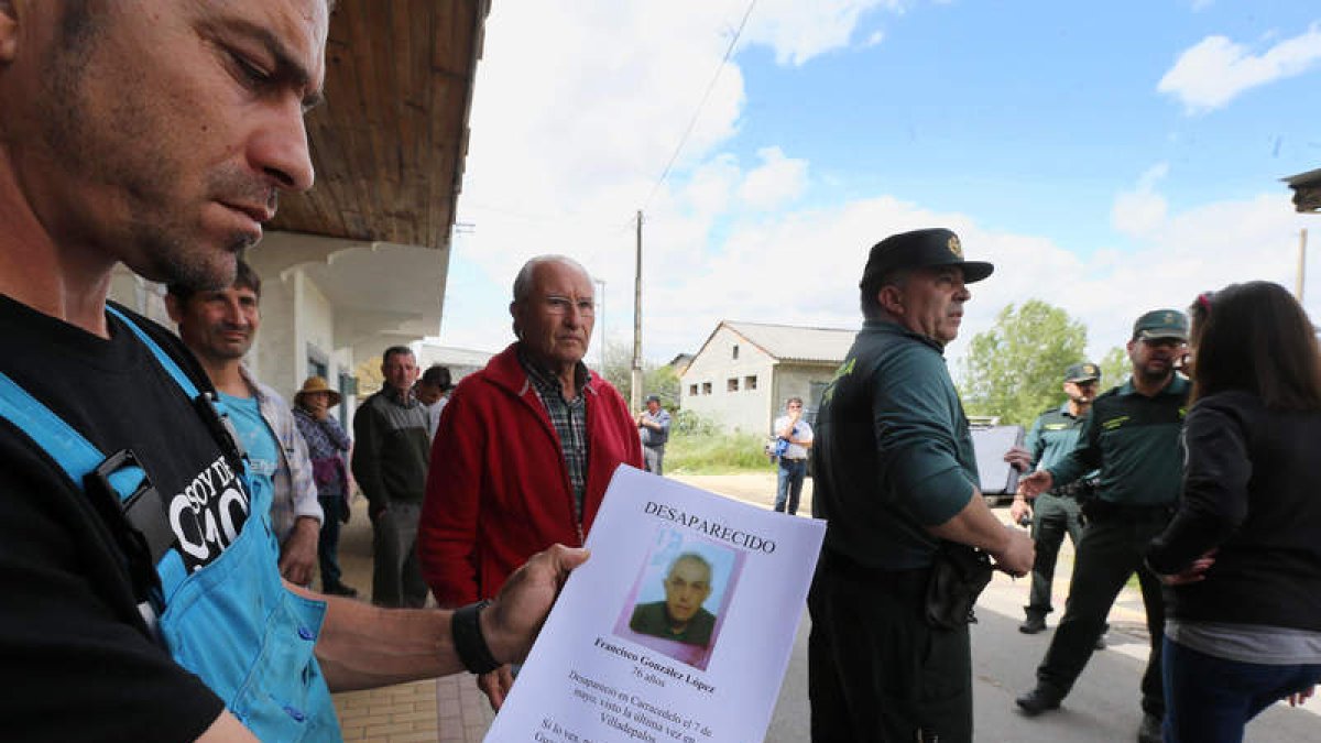 Vecinos y agentes de la Guardia Civil que ayer participaron en el dispositivo de búsqueda.