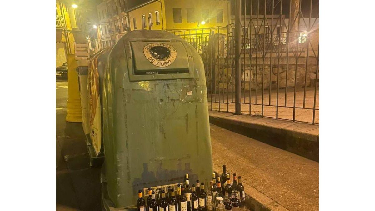 Vidrio sin recoger por las calles en el día de ayer. DL