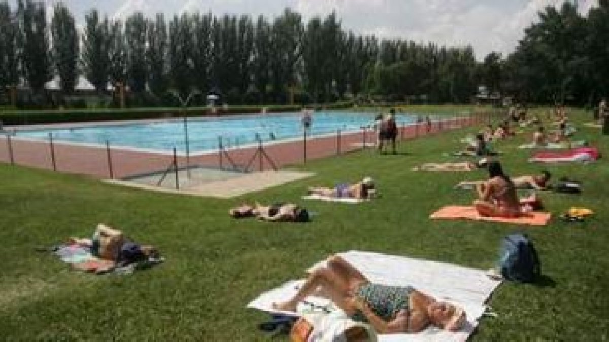 Vista parcial de la piscina de Sáenz de Miera, una de las más visitadas por los bañistas en la ciuda