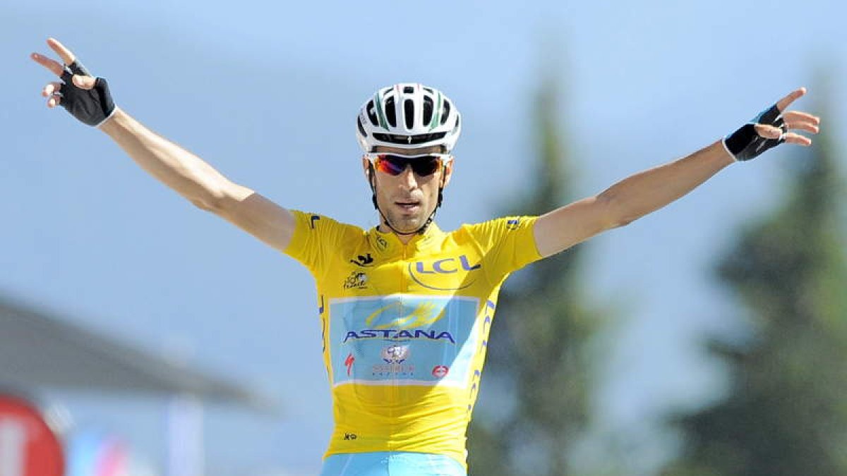 Nibali, líder sólido del Tour, entra en solitario en los Alpes.