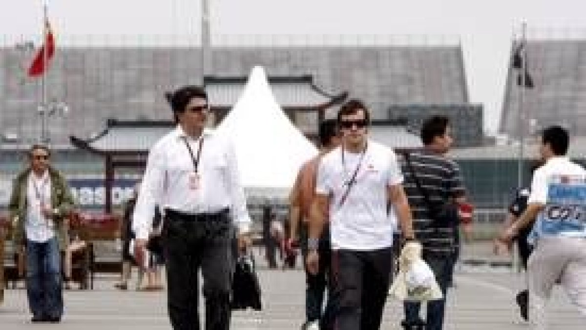 Fernando Alonso y su manager, Luis García, caminan por el Ciruito Internacional de Shangai s