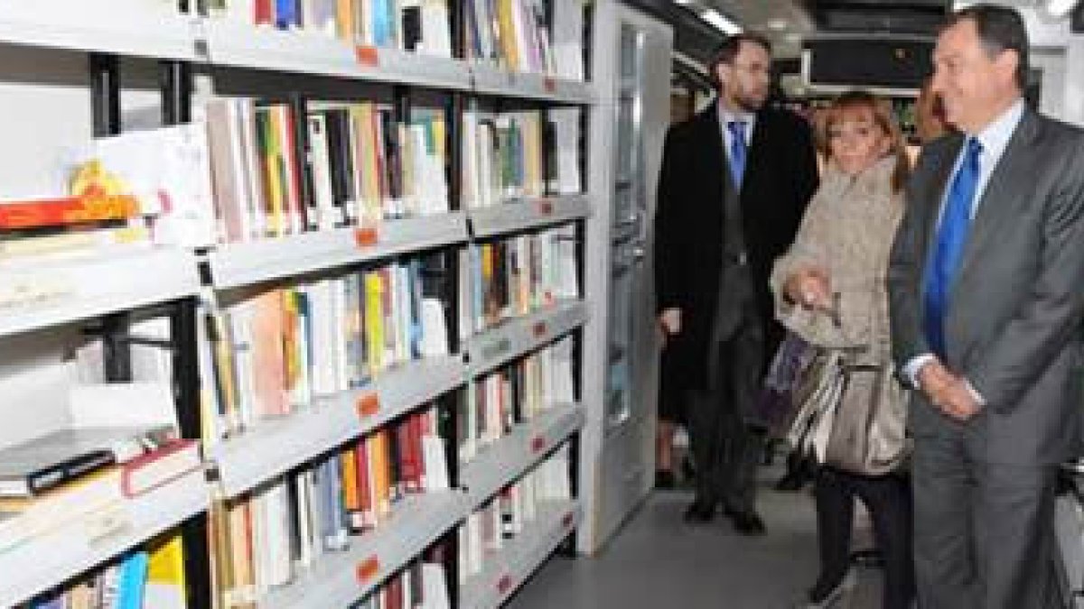Mateos e Isabel Carrasco en la presentación del programa de lectura en el colegio de Vilecha.