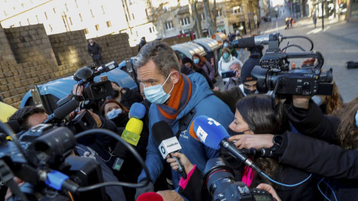 Iñaki Urdangarín atiende a los medios. DAVID AGUILAR