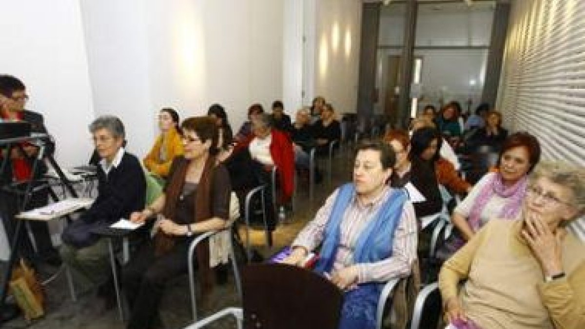 Mujeres en el taller de la asociación feminista.