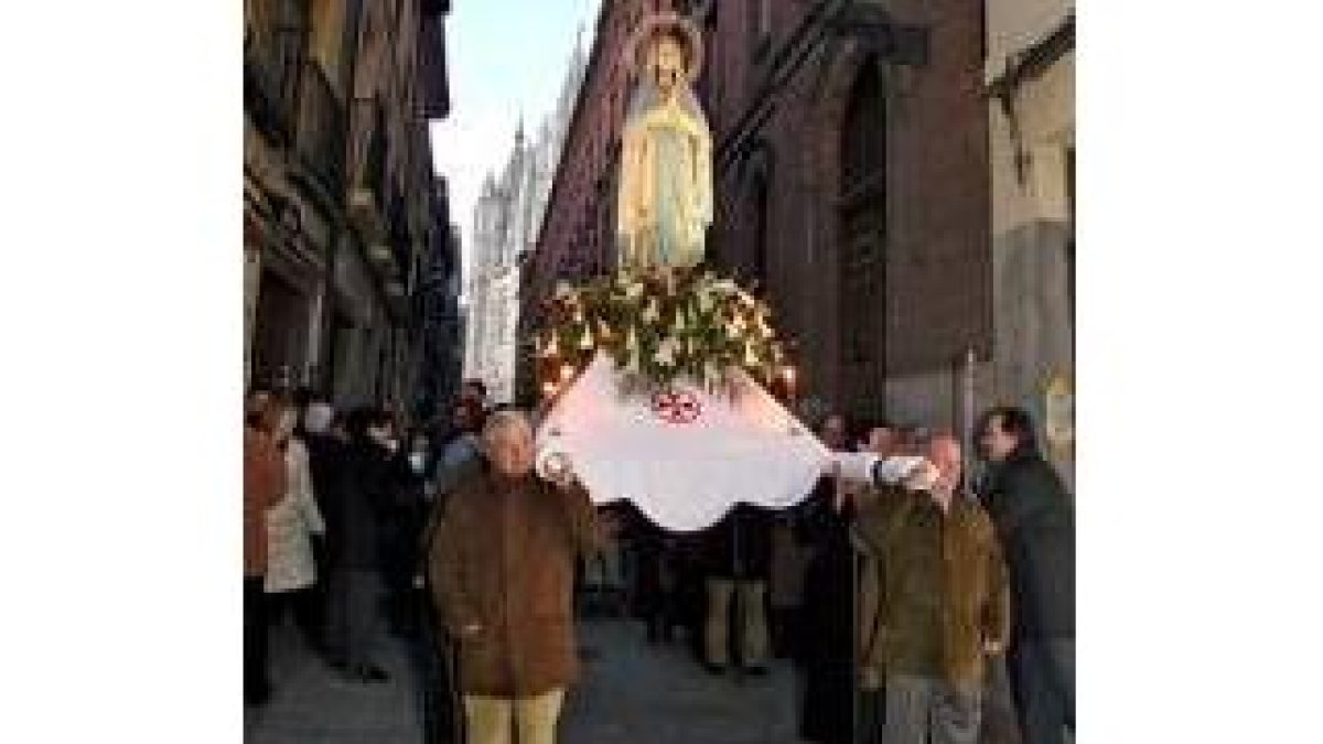 La Virgen de Lourdes presidió la marcha custodiada por cientos de velas