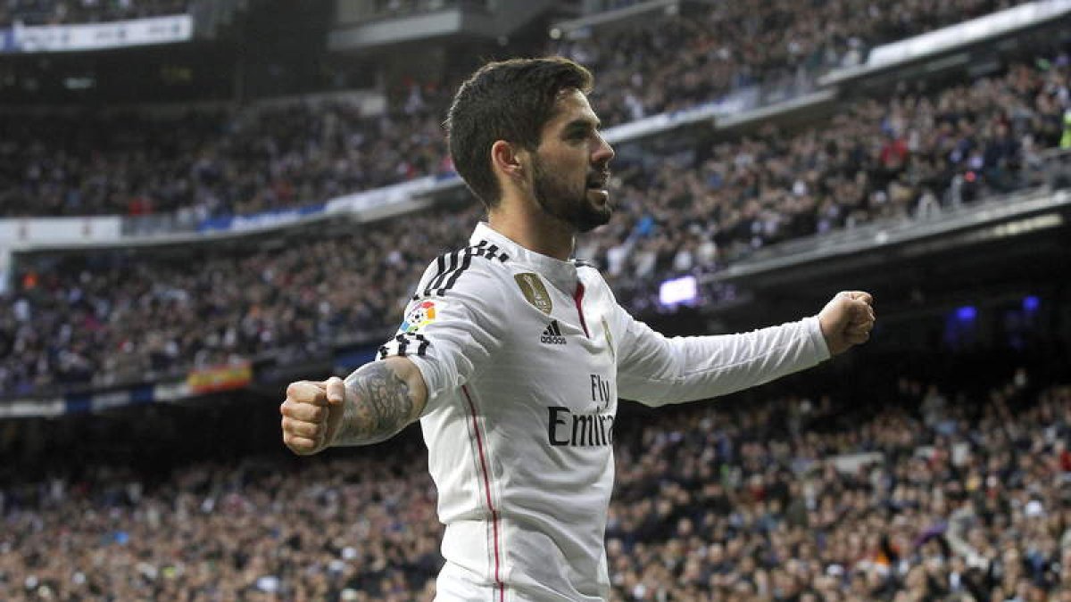 El centrocampista del Real Madrid Francisco Alarcón ‘Isco’ celebra el gol que abrió el triunfo blanco ante el Deportivo