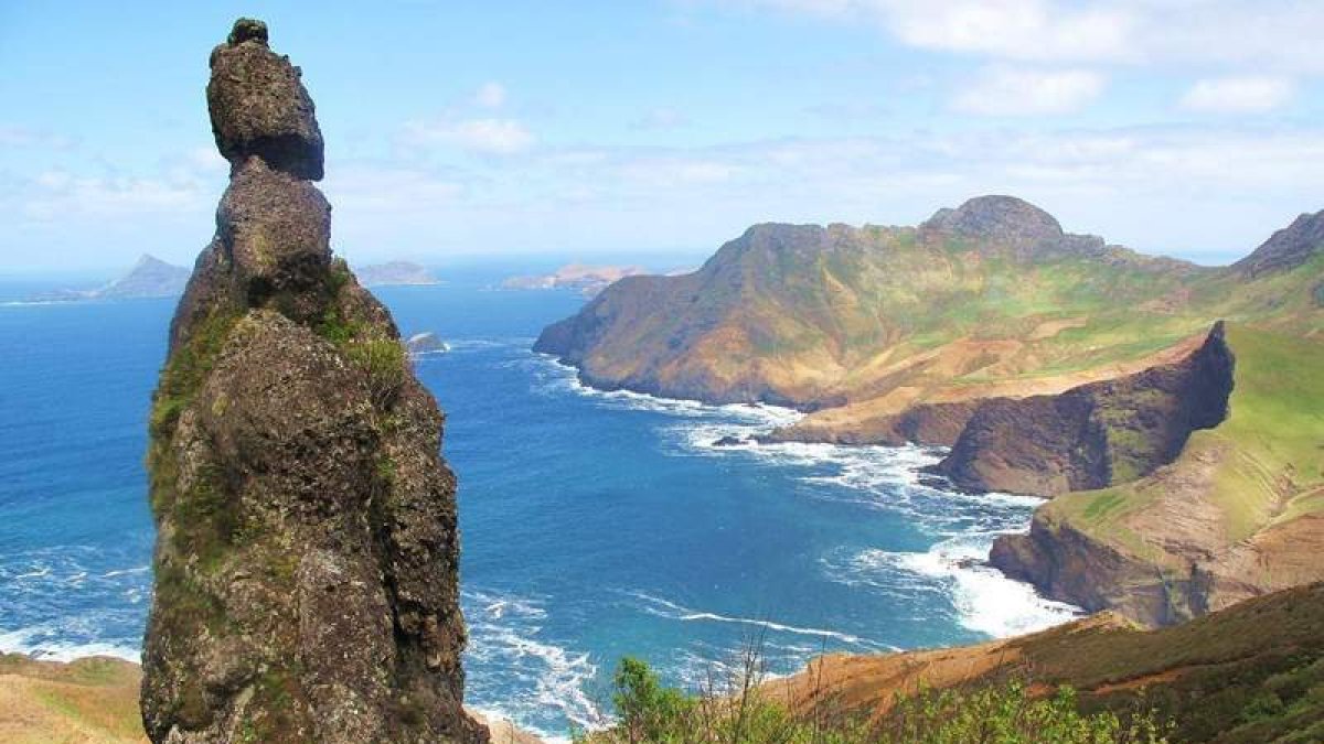Parque Nacional Juan Fernández (arriba); buceo en el archipiélago; ‘actinias’, especie endémica (medio); Bahía Cumberland (abajo).