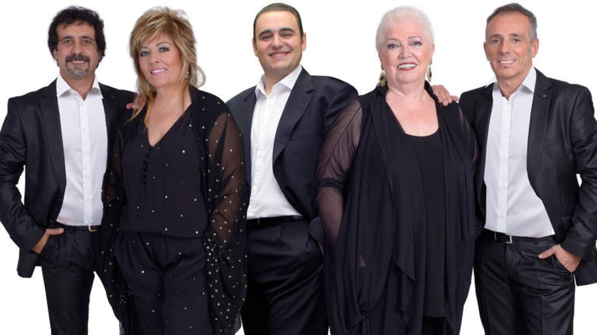 Imagen actual del quinteto fundado en su día por los hermanos Uranga. En el medio, su representante y también cantante José Miguel González. DL