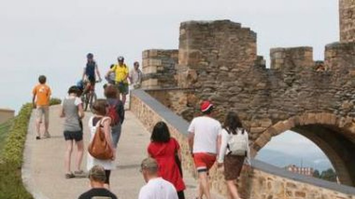 Varios grupos de visitantes ayer por la mañana en la rampa de acceso al castillo.