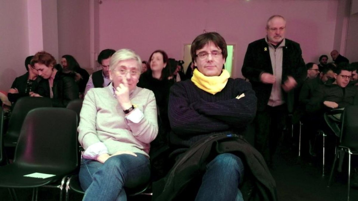 La exconsellera Clara Ponsati y el expresident Carles Puigdemont, en la presentación en Bruselas del disco Parnàs del cantautor Roger Mas el pasado 3 de marzo. / EFE / JAVIER ALBISU