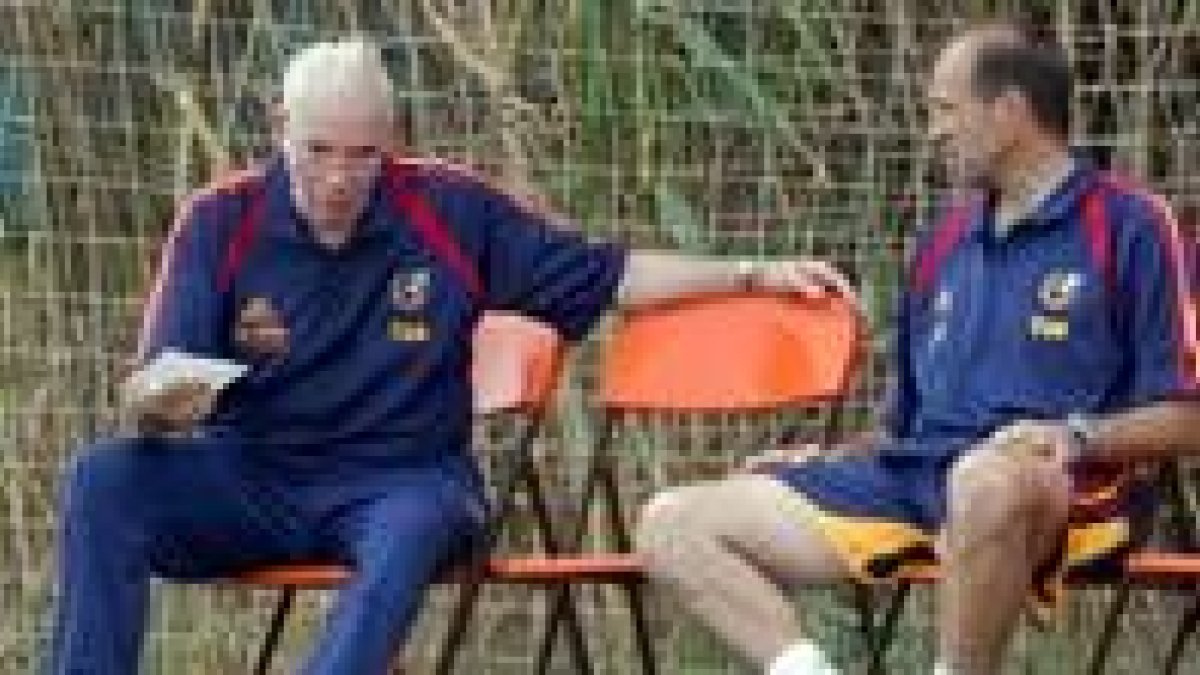 Aragonés charla con el entrenador de porteros, Ochotorena