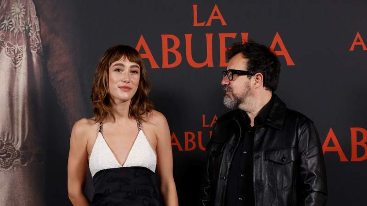 Almudena Amor junto a Paco Plaza en la presentación de ‘La Abuela’. JUAN CARLOS HIDALGO