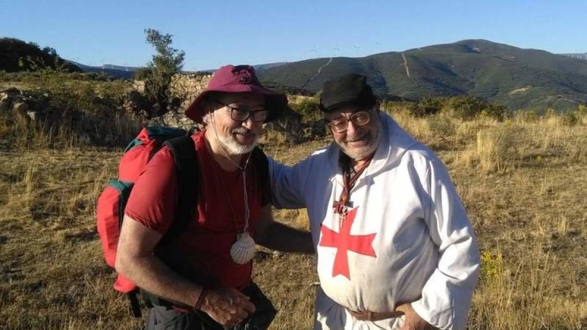 Manuel Sánchez Torán con Tomás, el hospitalero de Foncebadón: «Me dijo que tenía una salud de roble».
