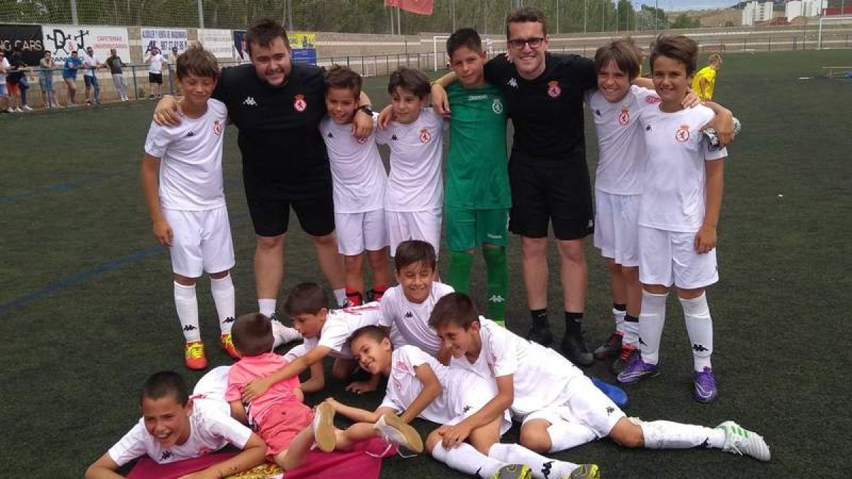 La Cultural celebra la victoria y el título de campeón de la categoría benjamín de Castilla y León. DL
