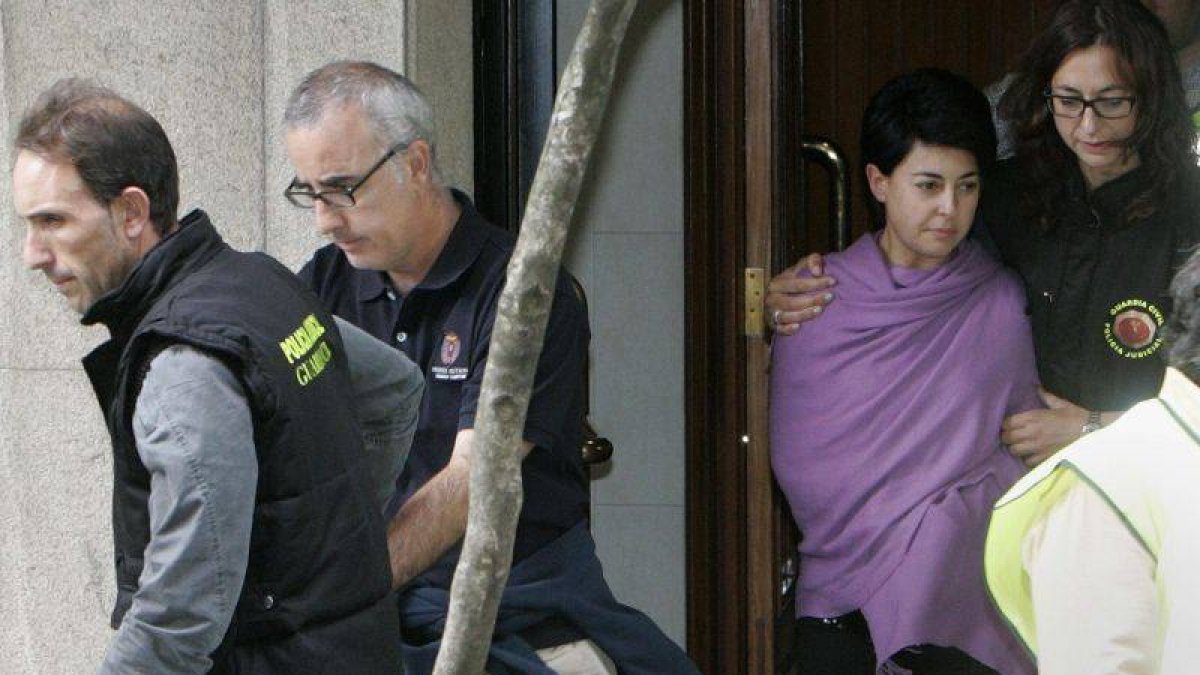 Alfonso Basterra y Rosario Porto, (con chal morado), el jueves tras un registro policial.
